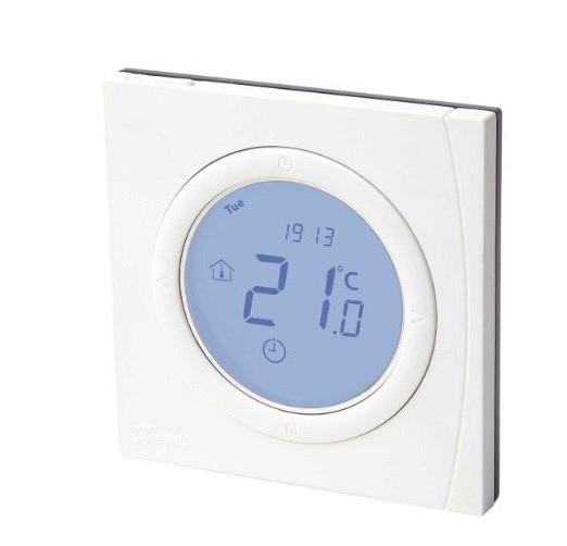 Суточный электронный термостат Danfoss BasicPlus2  с дисплеем WT-DR для котла, встраиваемый 62.3х46.2