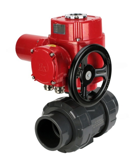 Кран шаровой DN.ru BV4242E-FP-GRM-ISO Дн65 Ру10 полнопроходной, корпус - НПВХ, шар - НПВХ, уплотнение - EPDM, с электроприводом взрывозащищенным DN.ru QT-EX-005M-O2-380VAC-У1 с моментной муфтой и штурвалом